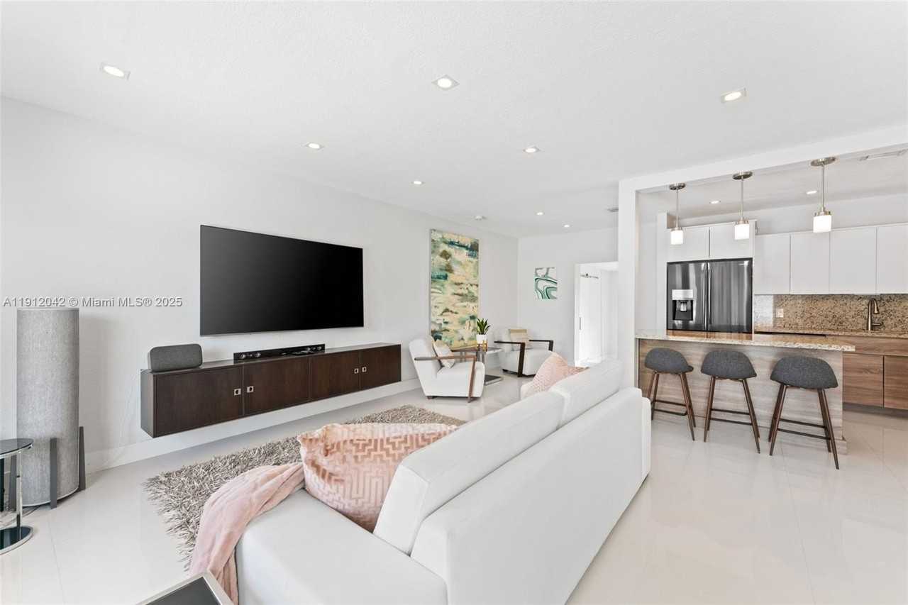 6371 Sw 23rd St #6371 - Photo 5 of 20