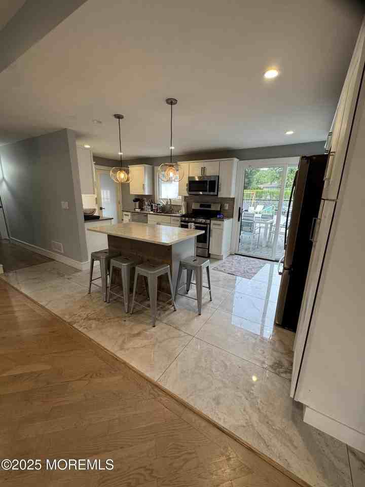 259 Roosevelt Ave - Photo 4 of 19