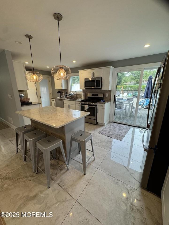 259 Roosevelt Ave - Photo 5 of 19