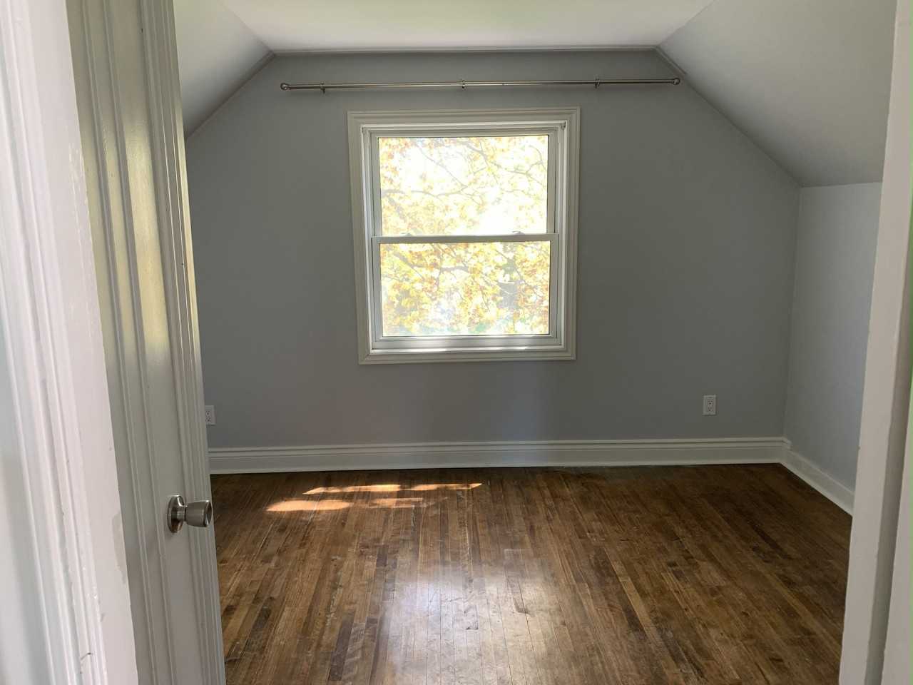 513 Bond St E - Photo 4 of 9