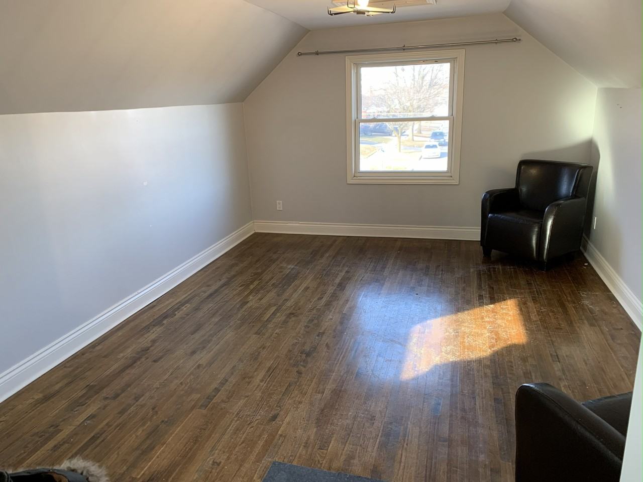 513 Bond St E - Photo 5 of 9