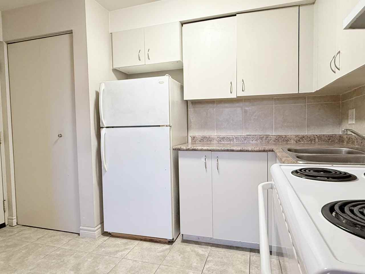 575 Assumption St #1 - Photo 3 of 10