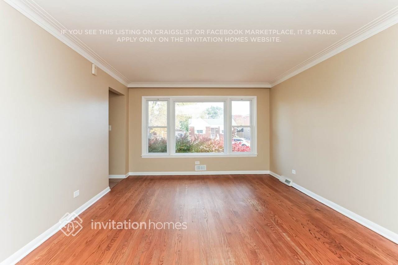 9542 South Sacramento Avenue - Photo 5 of 18