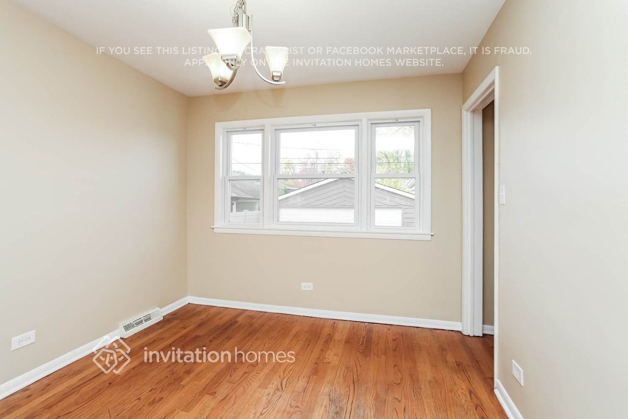 9542 South Sacramento Avenue - Photo 6 of 18