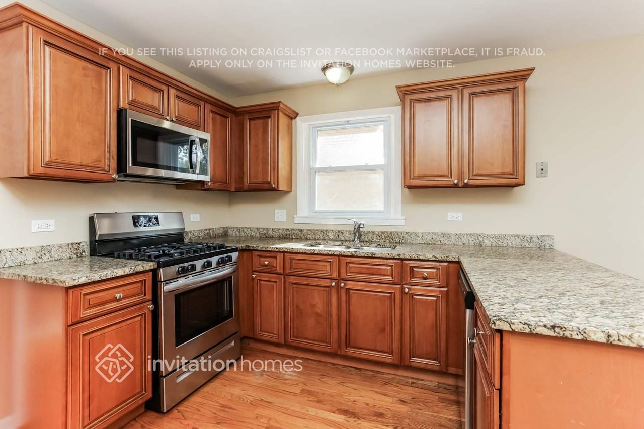 9542 South Sacramento Avenue - Photo 7 of 18