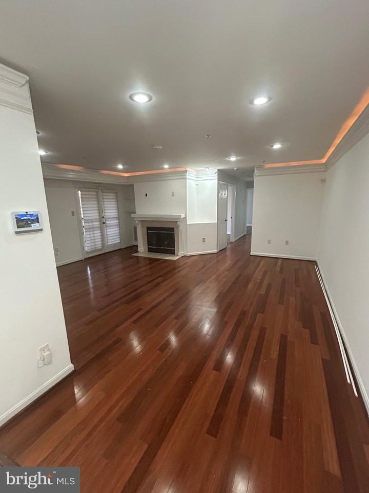 9811 Lake Pointe Ct Apt 104 #104 - Photo 3 of 18