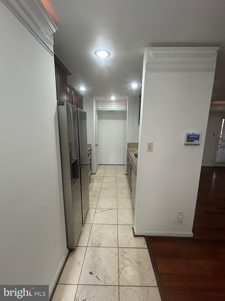 9811 Lake Pointe Ct Apt 104 #104 - Photo 4 of 18