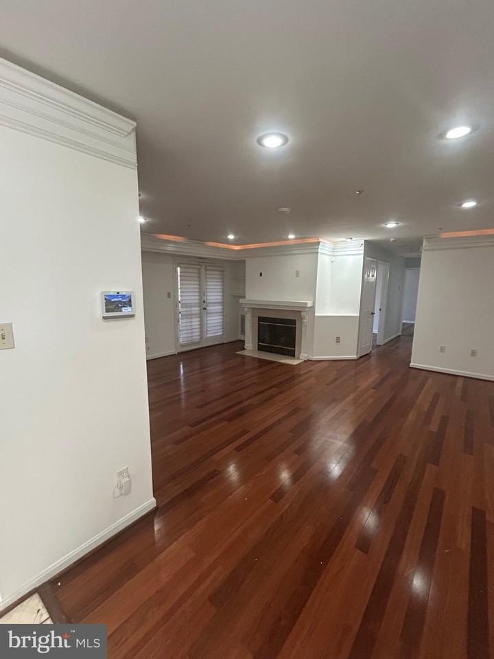 9811 Lake Pointe Ct Apt 104 #104 - Photo 5 of 18