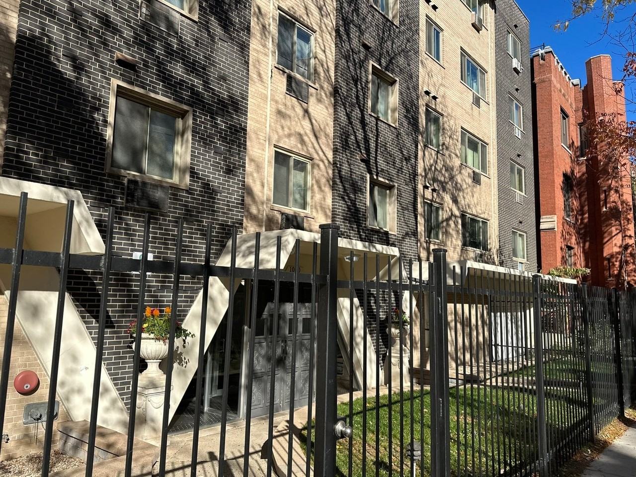 1060 W Hollywood Ave - Photo 2 of 16