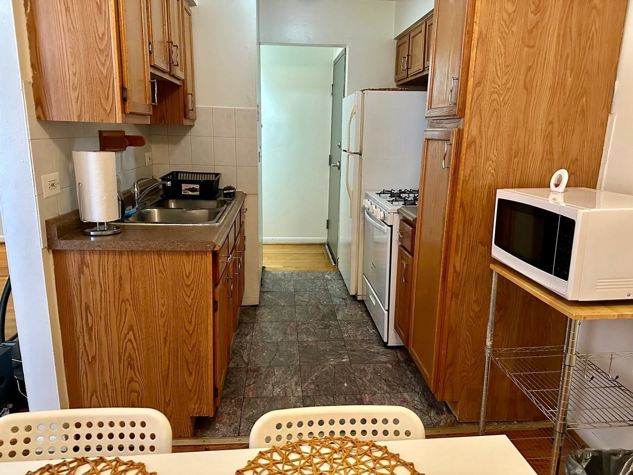 1060 W Hollywood Ave - Photo 4 of 16