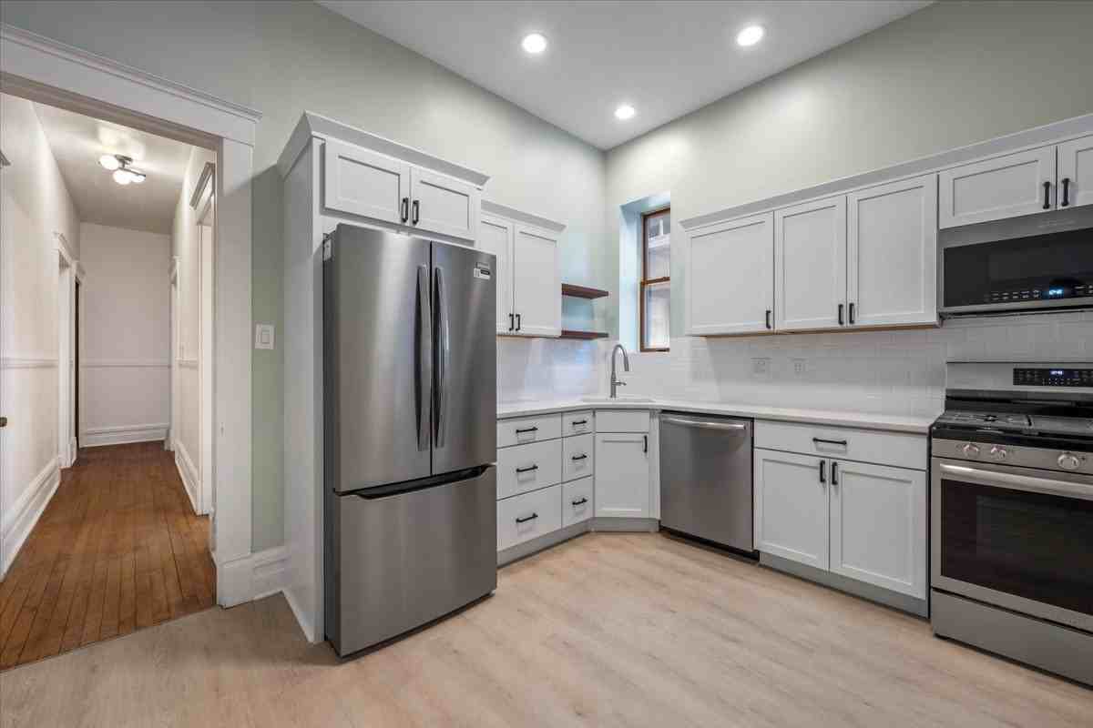 709 W Roscoe St Apt 1r - Photo 2 of 20