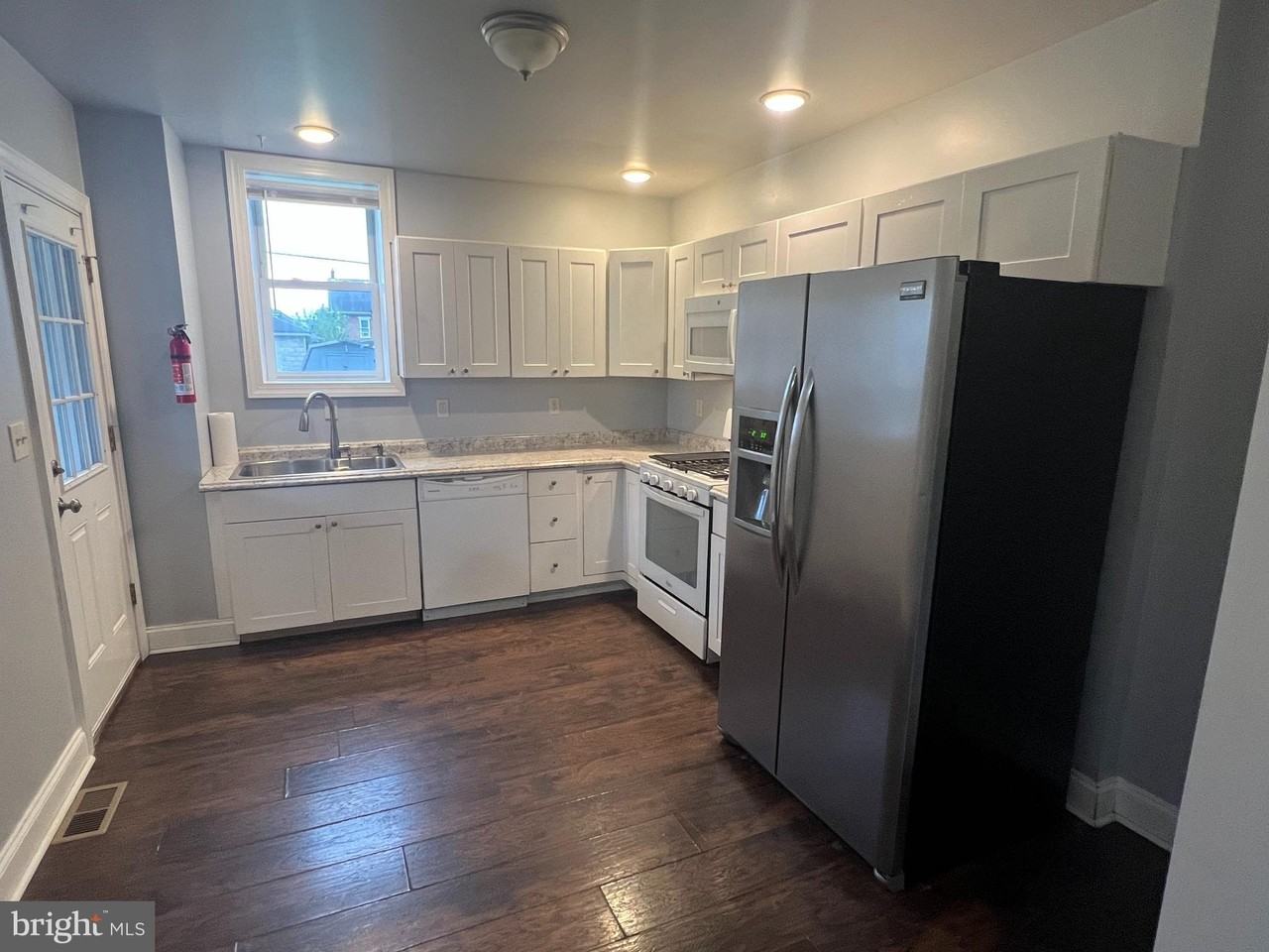 898 Queen Street - Photo 5 of 26