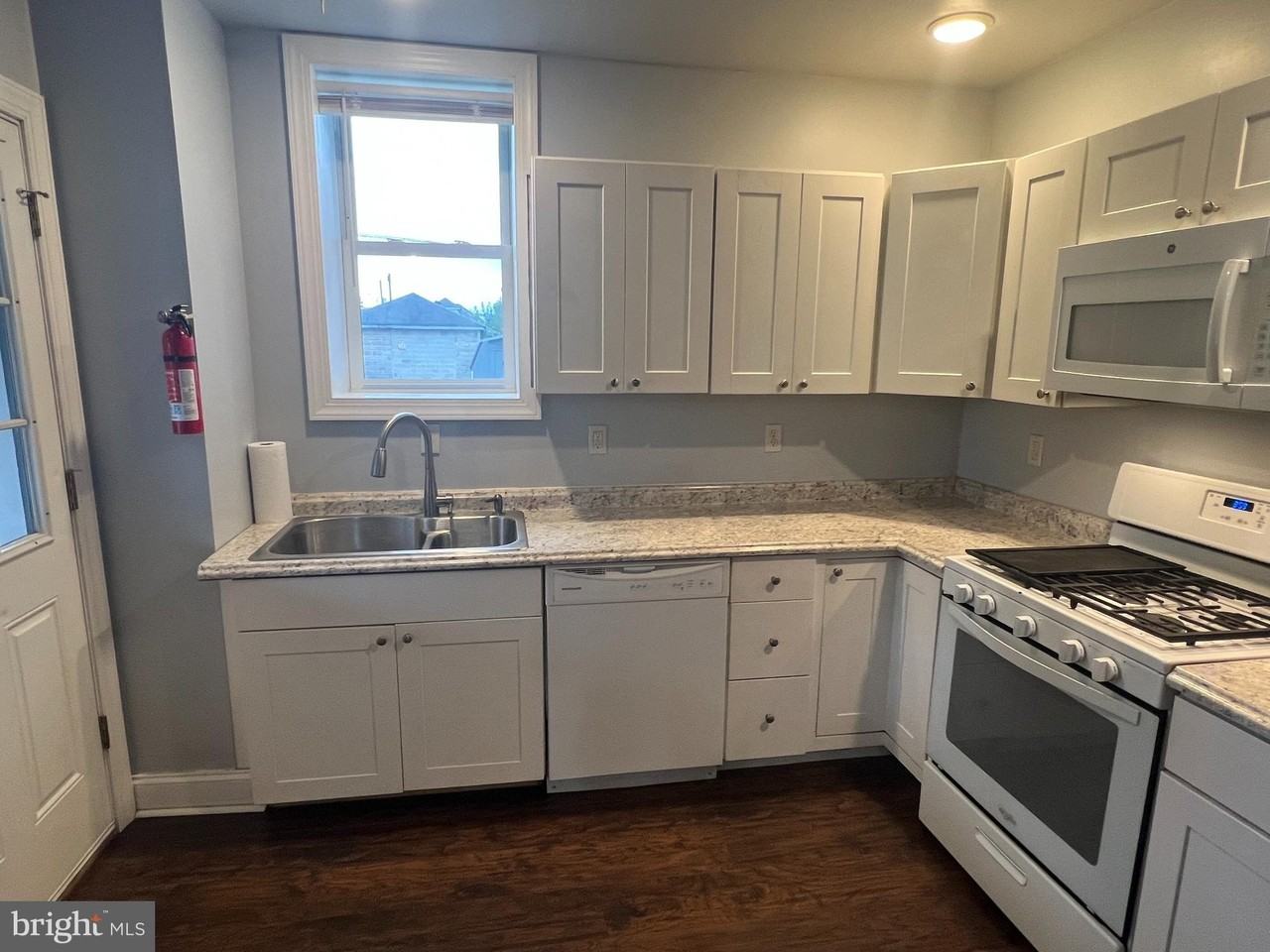 898 Queen Street - Photo 7 of 26