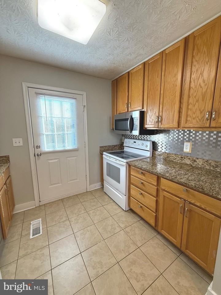 17141 Gail Dr - Photo 4 of 16