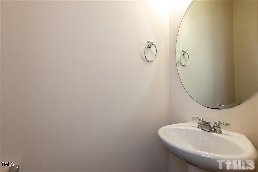 407 Daylin Drive - Photo 4 of 32