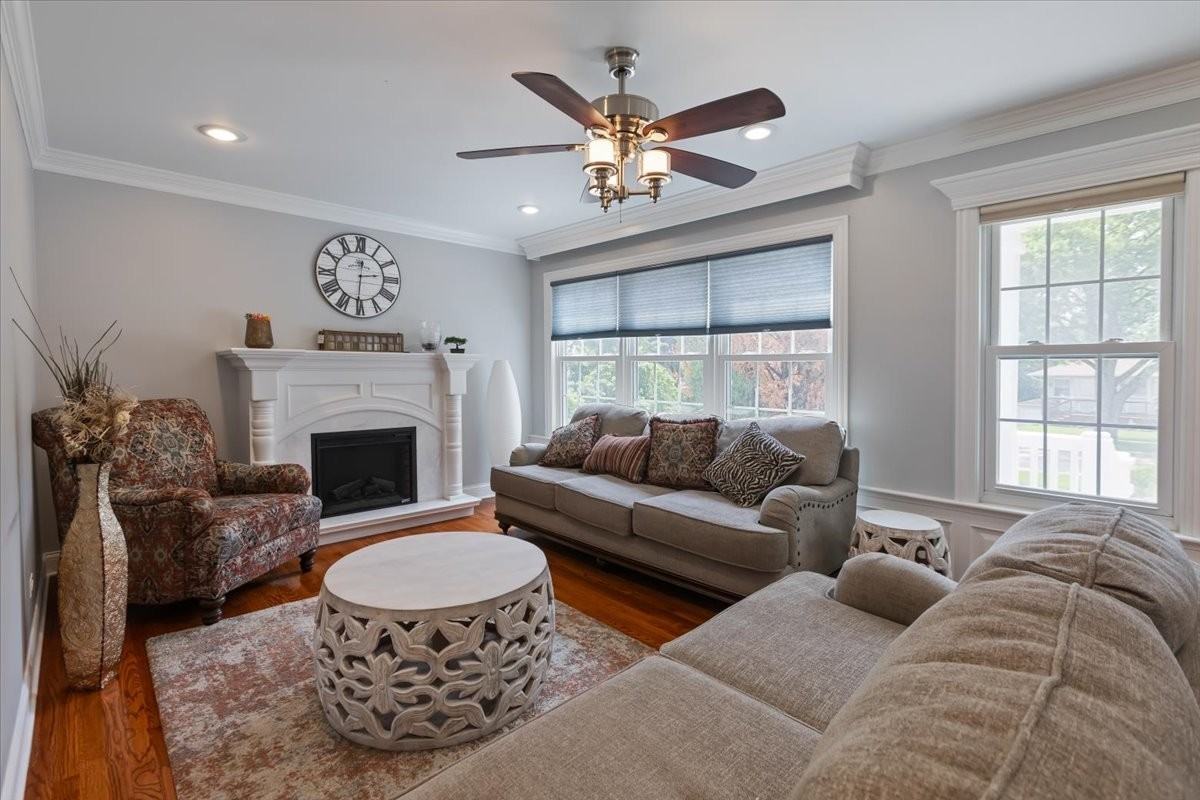 927 S Charlotte St - Photo 3 of 33