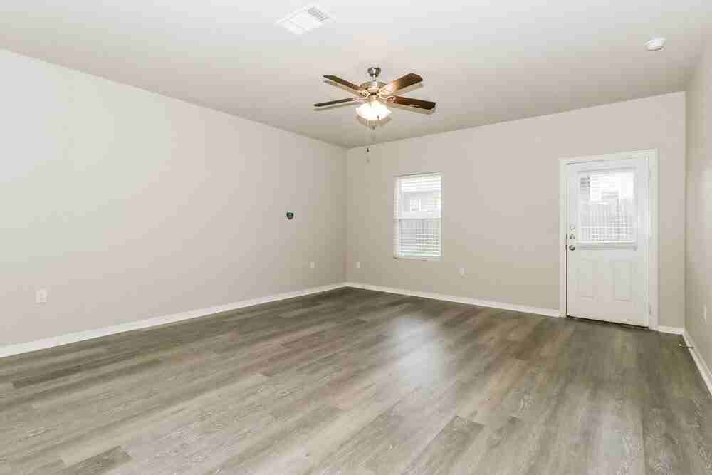 13417 Henneman Dr - Photo 3 of 16