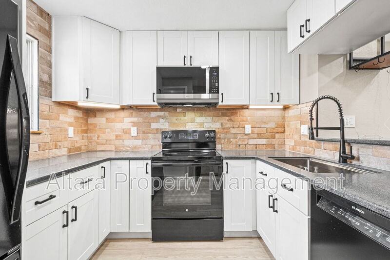 2578 E Nichols Cir - Photo 4 of 30