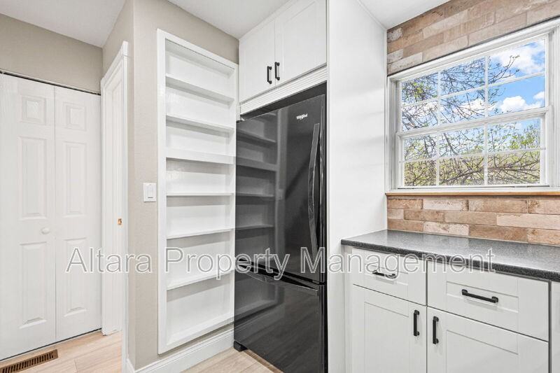 2578 E Nichols Cir - Photo 5 of 30