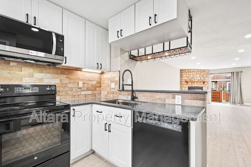 2578 E Nichols Cir - Photo 6 of 30