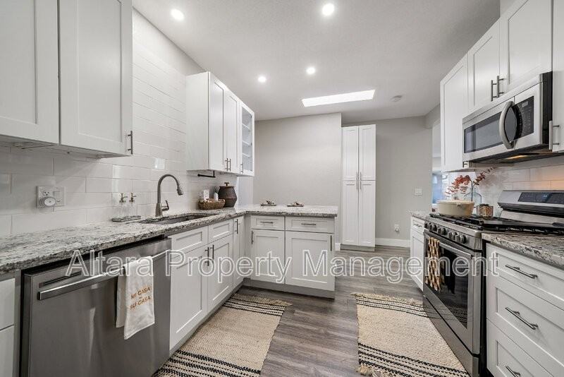 2339 S Acoma St - Photo 4 of 28