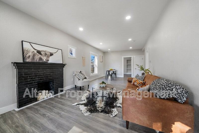 2339 S Acoma St - Photo 7 of 28