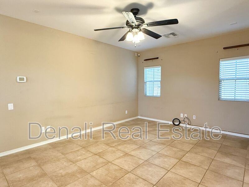 2146 W Scully Dr - Photo 4 of 32