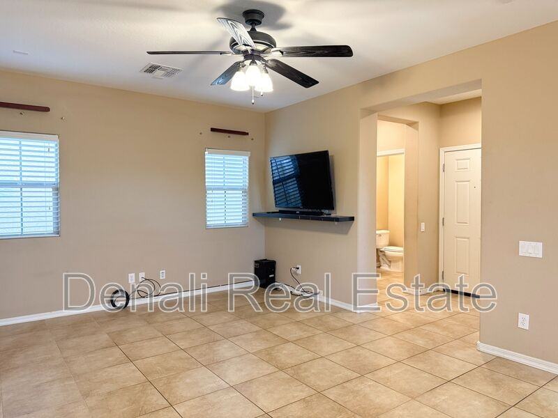 2146 W Scully Dr - Photo 5 of 32