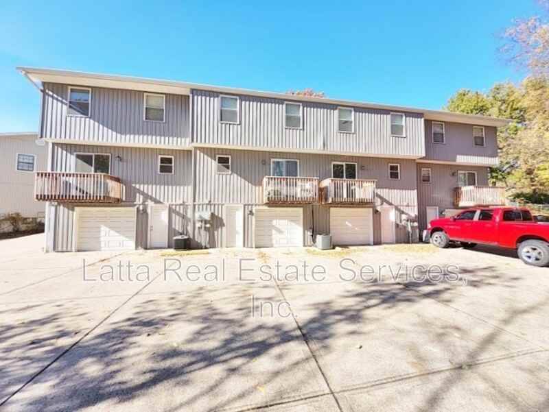 324 Northwest Millstone Circle - Photo 2 of 13