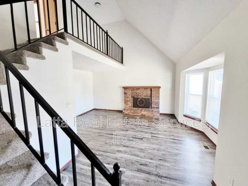 324 Northwest Millstone Circle - Photo 4 of 13