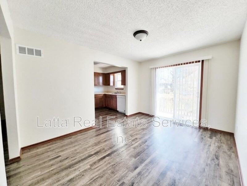 324 Northwest Millstone Circle - Photo 5 of 13