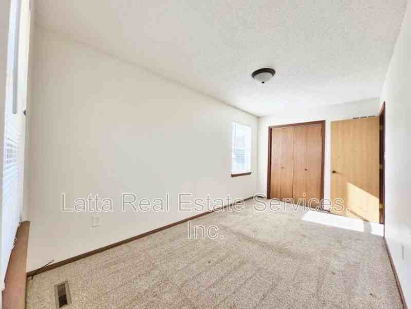 324 Northwest Millstone Circle - Photo 7 of 13