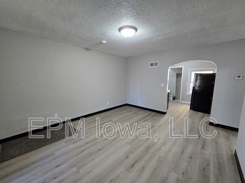 1125 N Barclay St - Photo 3 of 26