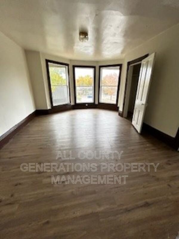 778 Yale St - Photo 4 of 8