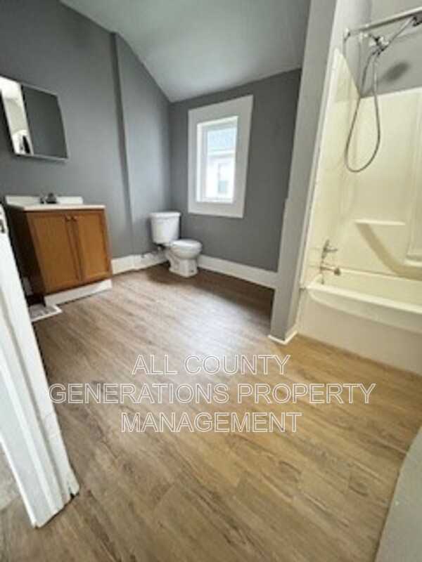 778 Yale St - Photo 5 of 8