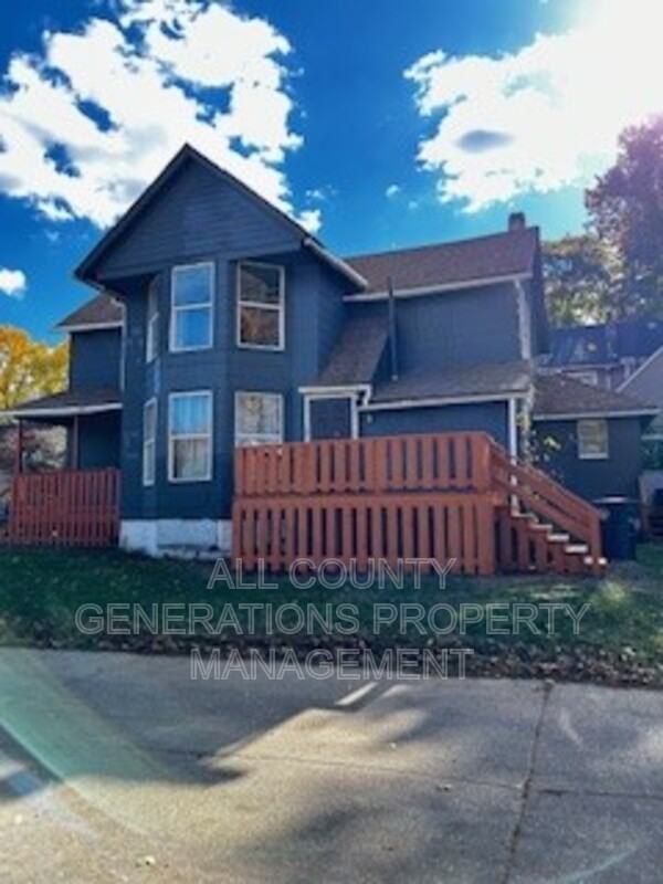 778 Yale St - Photo 6 of 8