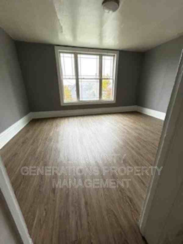 778 Yale St - Photo 7 of 8