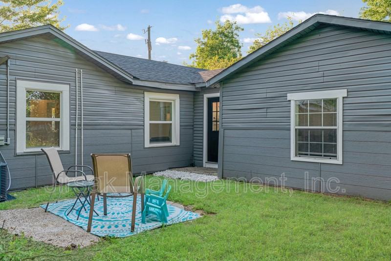 660 16th St Se - Photo 2 of 17