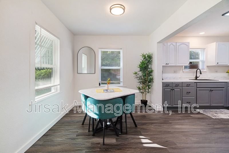 660 16th St Se - Photo 5 of 17