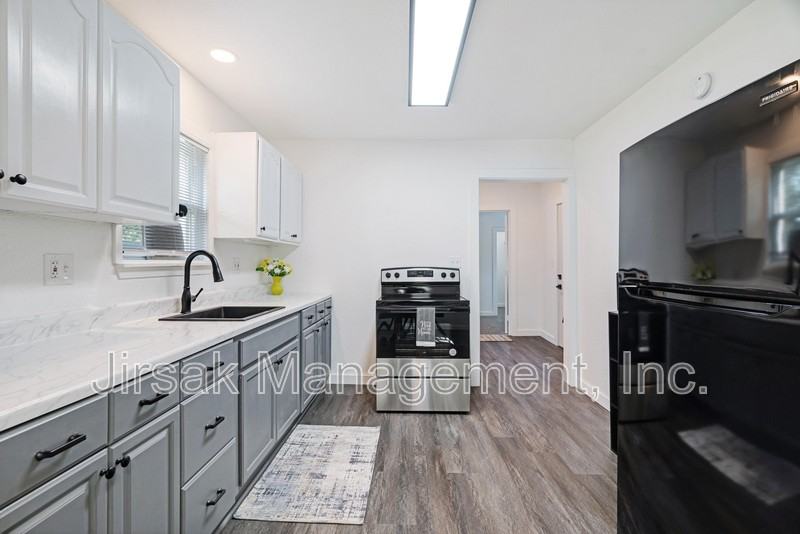 660 16th St Se - Photo 6 of 17