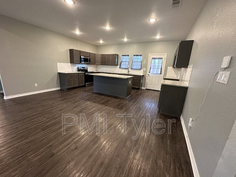 1109 Engle St - Photo 3 of 20