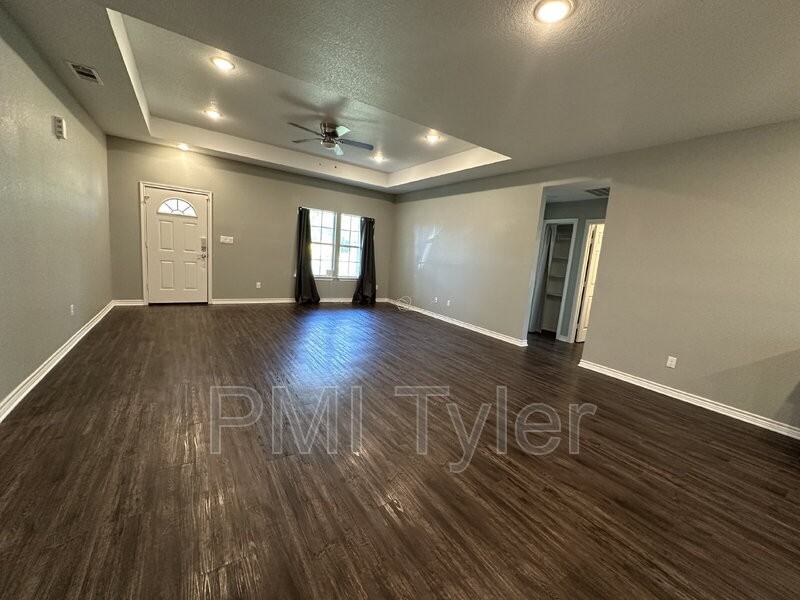 1109 Engle St - Photo 4 of 20