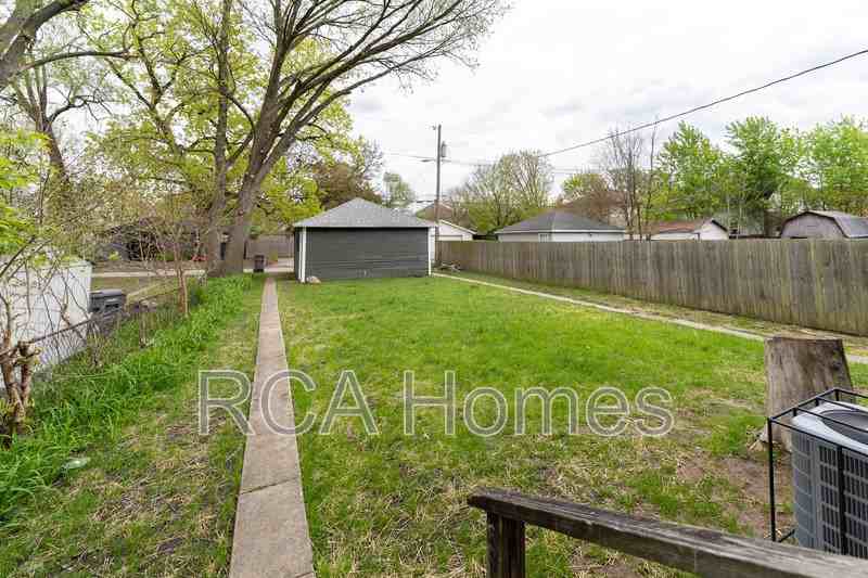 1115 N Oxford St - Photo 5 of 11