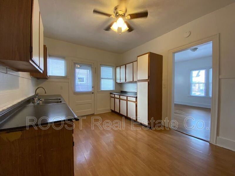 1725 N Limestone St #1725 - Photo 3 of 18