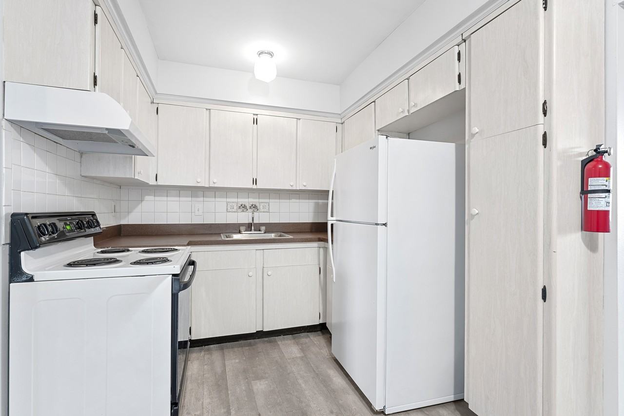 426/446 Oak St. *EPM* - Photo 2 of 10