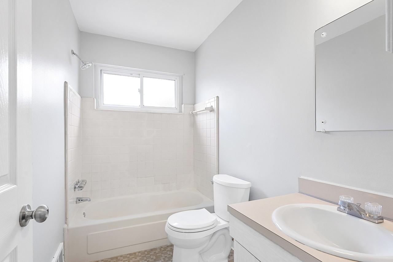 426/446 Oak St. *EPM* - Photo 4 of 10