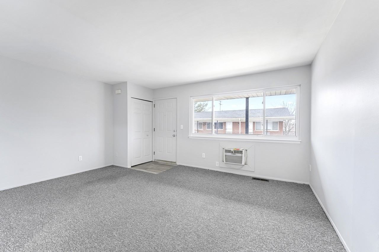 426/446 Oak St. *EPM* - Photo 5 of 10