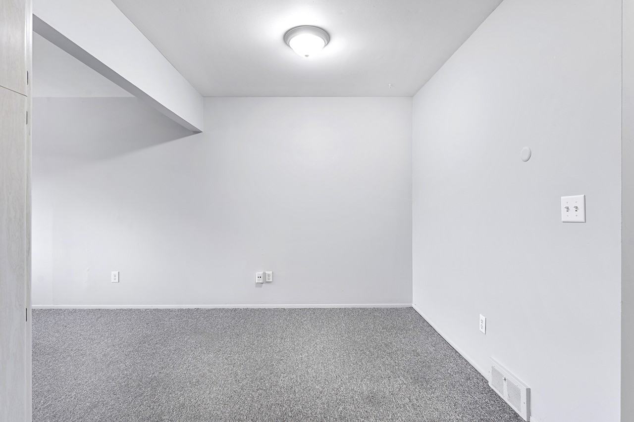 426/446 Oak St. *EPM* - Photo 7 of 10