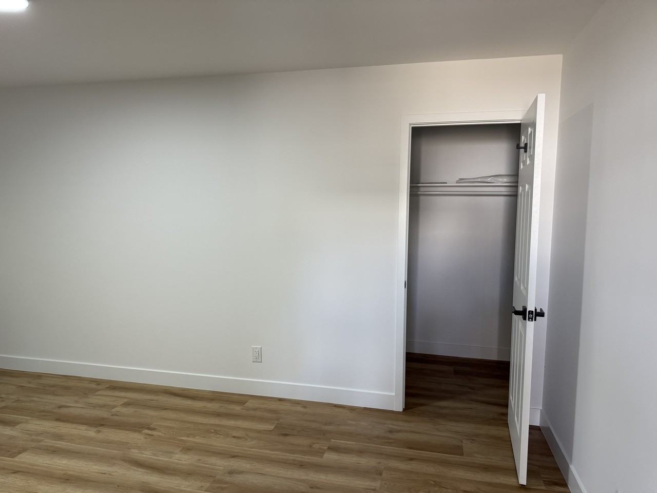 1925 West 20th Street - Photo 5 of 8