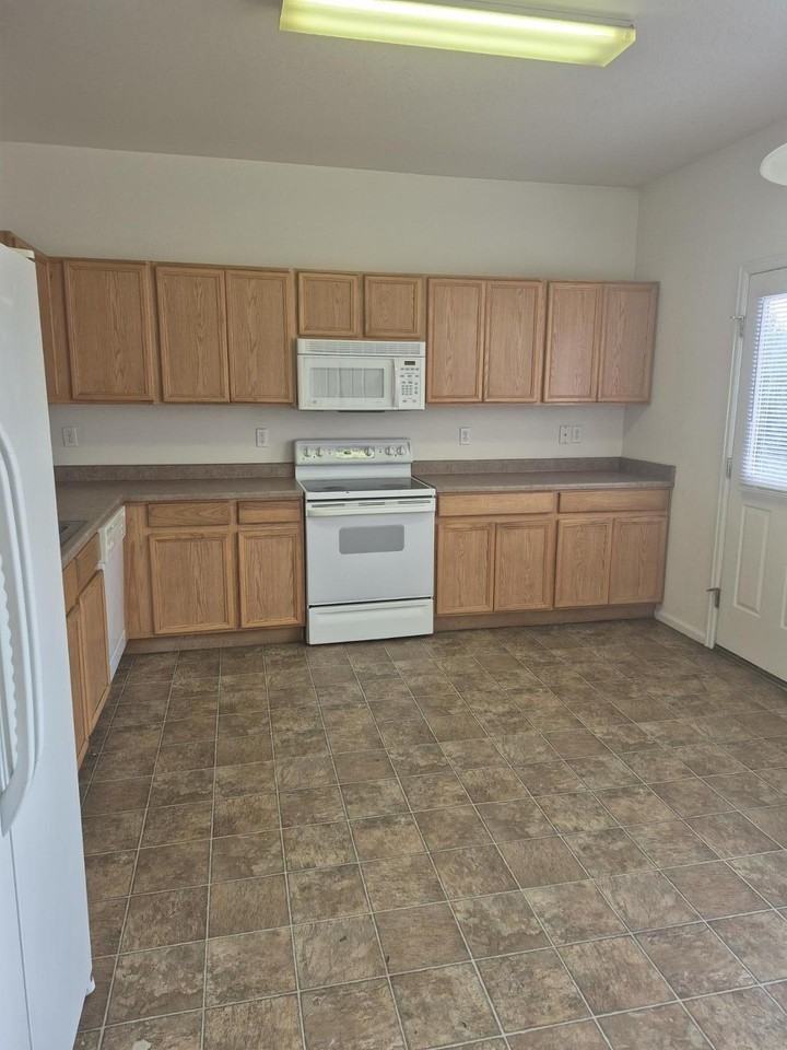 2128 Creek Ridge Point - Photo 4 of 14